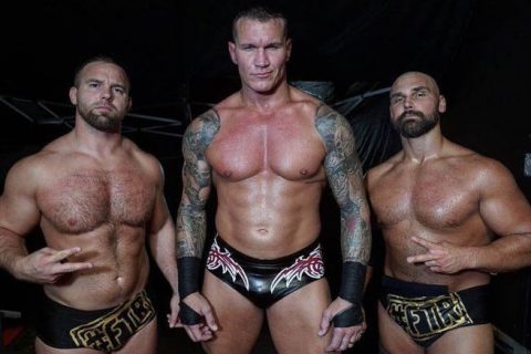 WWE兰迪奥顿和复兴者组合报团取暖,要刚上新一天组合的节奏吗？