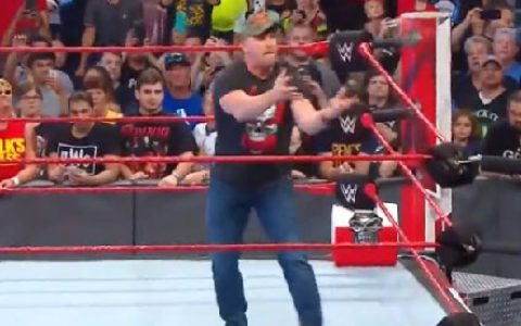 WWERAW第1365期老将回归！史蒂夫奥斯汀大秀麦克风喝啤酒