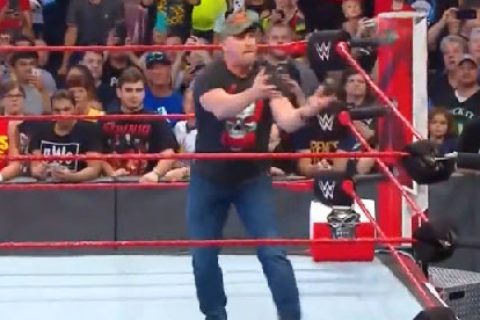 WWERAW第1365期老将回归！史蒂夫奥斯汀大秀麦克风喝啤酒