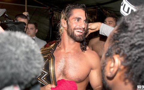 WWE世界巡演：赛斯·罗林斯亲手赠送T恤 前排女观众喜极而泣