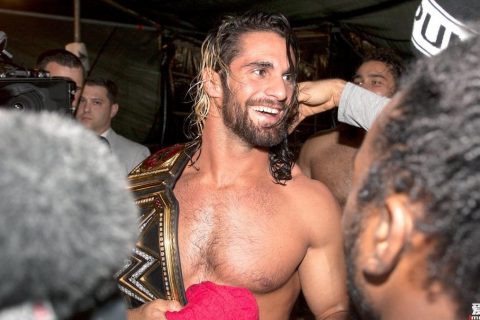 WWE世界巡演：赛斯·罗林斯亲手赠送T恤 前排女观众喜极而泣