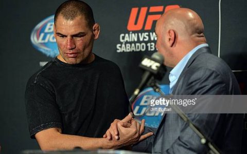 UFC总裁白大拿透漏WWE是如何签约毁容院长凯恩的
