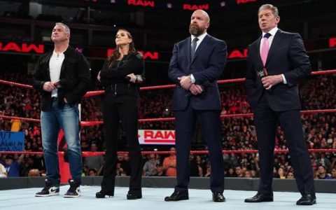 WWE士气再次暴跌，而且看不到尽头就像玩火自焚！