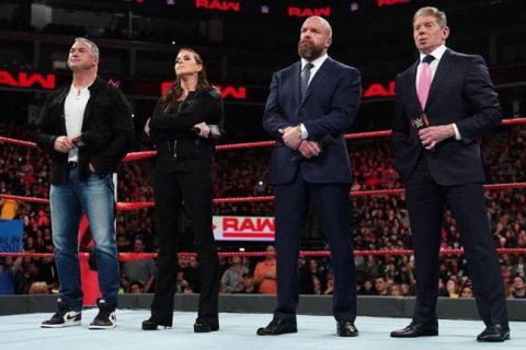 WWE士气再次暴跌，而且看不到尽头就像玩火自焚！