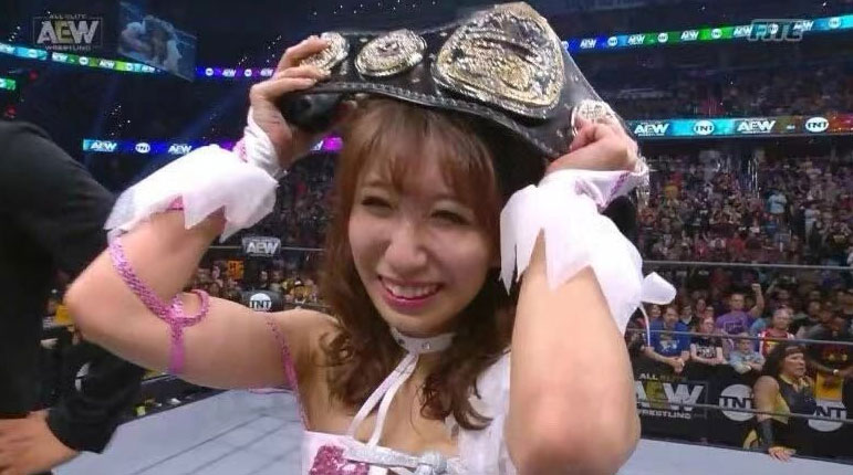 WWE贝基林奇终于站出来为罗林斯辩护,怒怼AEW老前辈!
