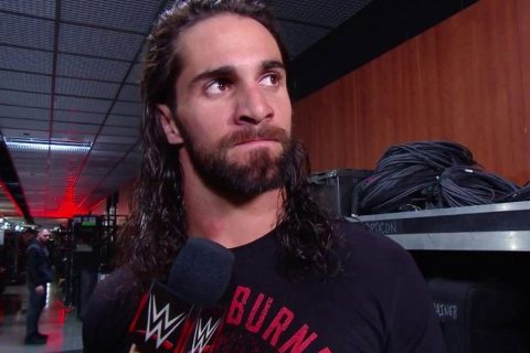 WWE环球冠军罗林斯在地狱牢笼大赛后与现场观众发生冲突