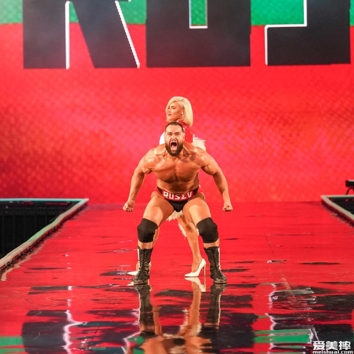 重温WWE第35届摔跤狂热的霸气出场