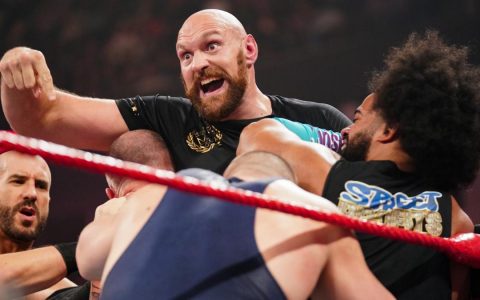 泰森·弗里（Tyson Fury）和WWE人间怪兽布朗斯图曼在RAW上打了起来