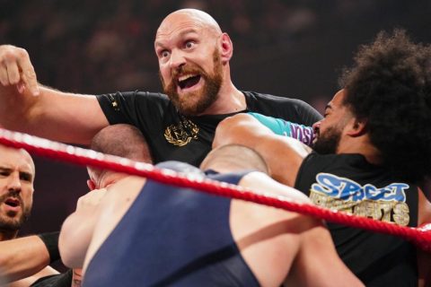 WWE人间怪兽偷袭正在训练中心训练的泰森福里