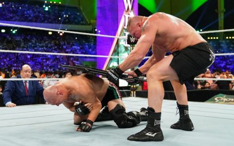 WWE皇冠宝石大赛布洛克莱斯纳对战凯恩维拉斯奎斯