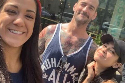 抱抱莉暗示AJ李随CM朋克回归WWE