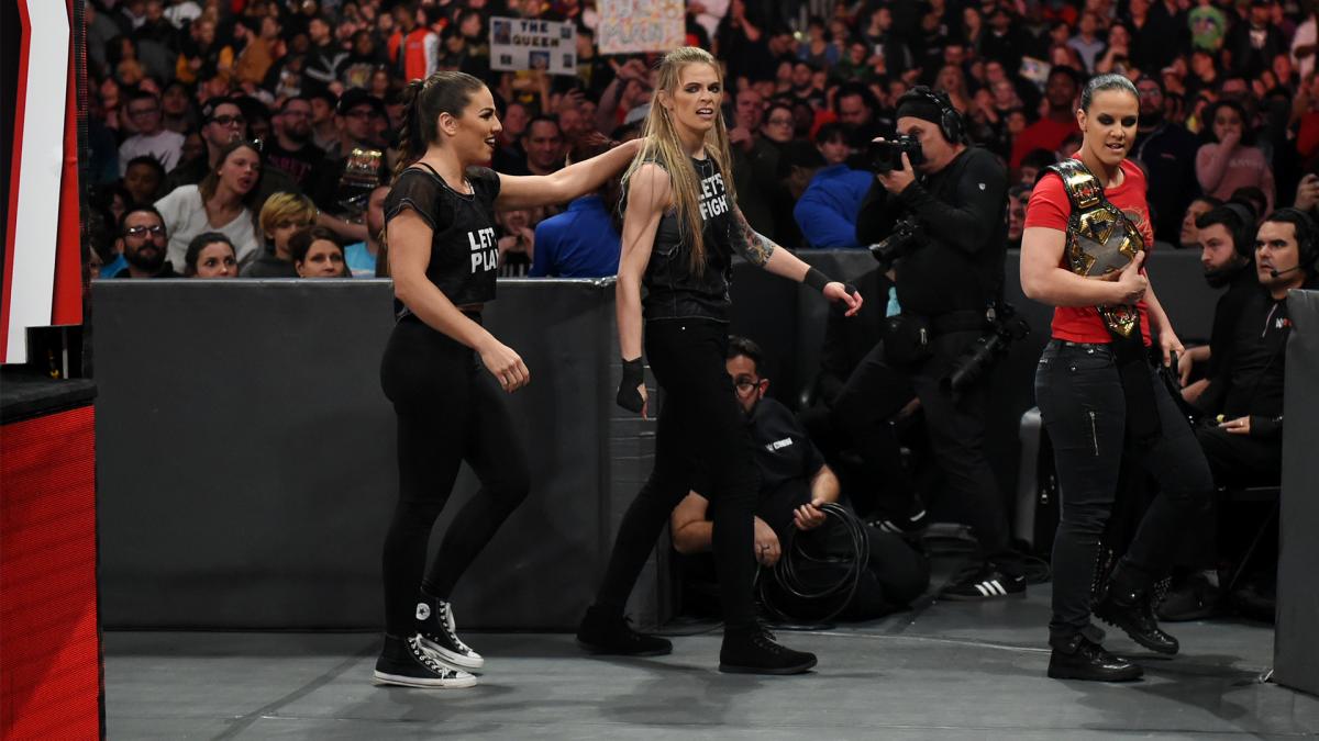 贝基·林奇（Becky Lynch）和夏洛特·弗莱尔（Charlotte Flair）对IIconics：照片 _ WWE