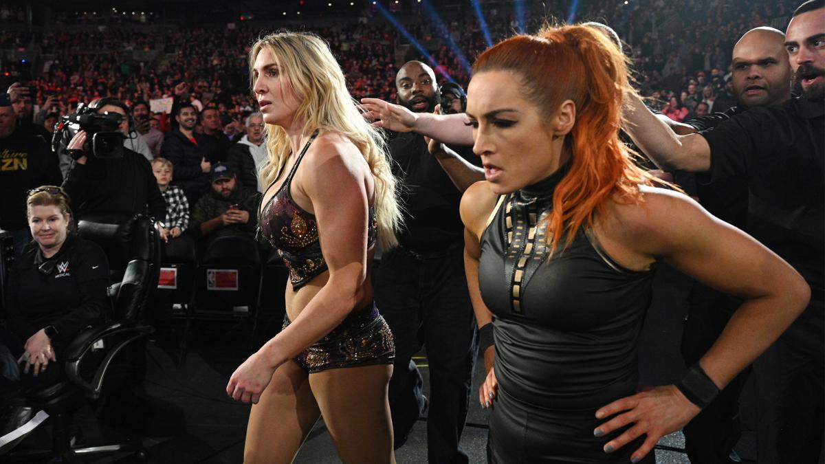 贝基·林奇（Becky Lynch）和夏洛特·弗莱尔（Charlotte Flair）对IIconics：照片 _ WWE