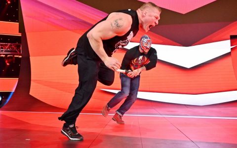 布洛克莱斯纳（Brock Lesnar ）F5解说员遭雷尔偷袭持棍打倒
