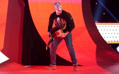 神秘人雷尔在WWE RAW袭击布洛克莱斯纳
