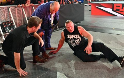 布洛克莱斯纳（Brock Lesnar ）F5解说员遭雷尔偷袭持棍打倒