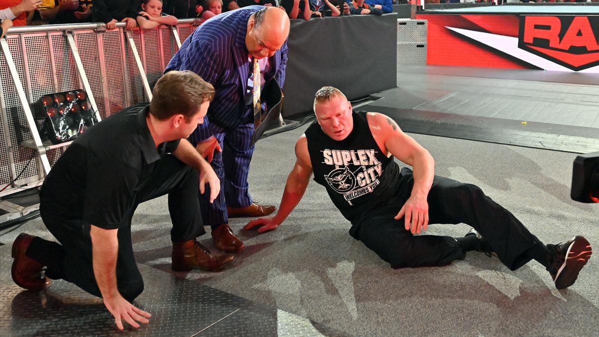 布洛克莱斯纳（Brock Lesnar ）F5解说员遭雷尔偷袭持棍打倒