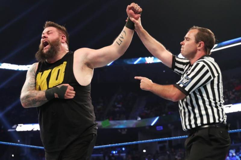 WWE凯文欧文斯剧情差劲还能保持高人气,取代罗林斯没问题的!