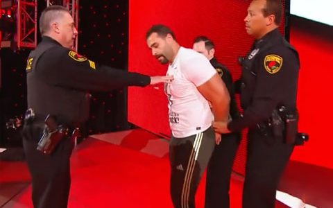 RAW1383：无视禁令暴打莱斯利 卢瑟夫惨遭警方当场逮捕