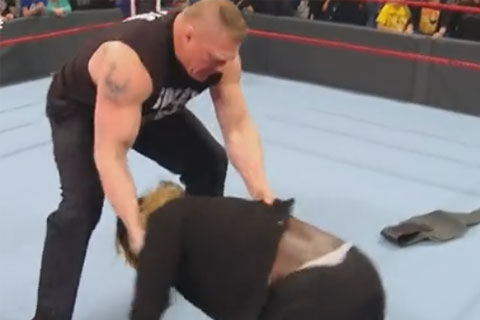 WWE布洛克莱斯纳打二柱子