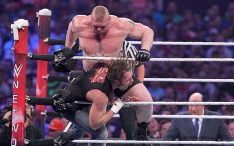 WWE布洛克莱斯纳对战迪安布罗斯