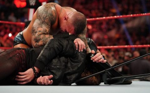 WWE超级巨星兰迪奥顿攻击艾吉