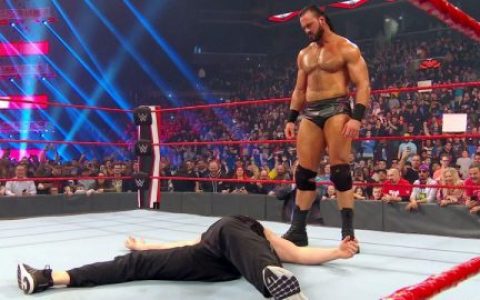 WWE RAW德鲁麦金泰尔砍刀脚袭击布洛克莱斯纳