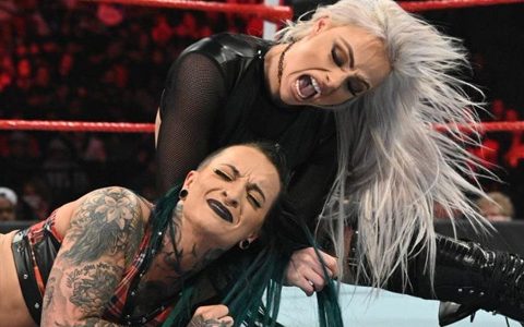 WWE有意再创造一个CM朋克，不过是女版！