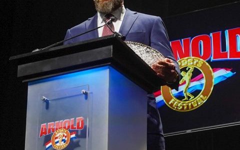 阿诺·施瓦辛格授予WWE Triple H终身成就奖 (10)