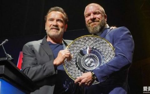 阿诺·施瓦辛格授予WWE Triple H终身成就奖