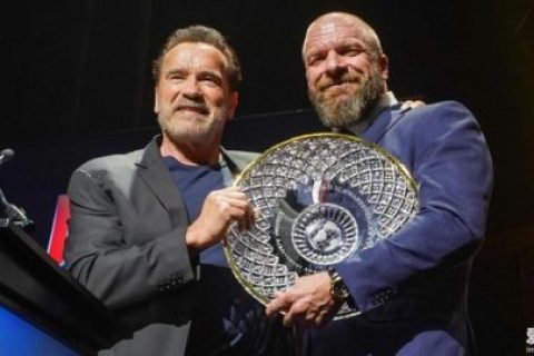 阿诺·施瓦辛格授予WWE Triple H终身成就奖