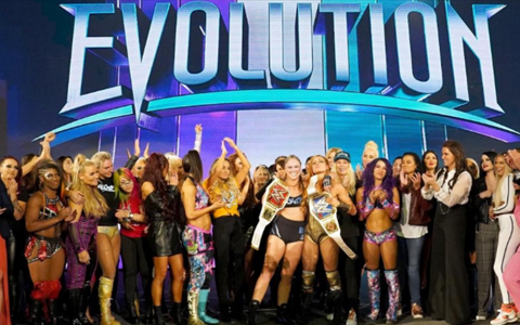 WWE粉丝要求再次上演女子进化大赛，莎夏表示再创历史