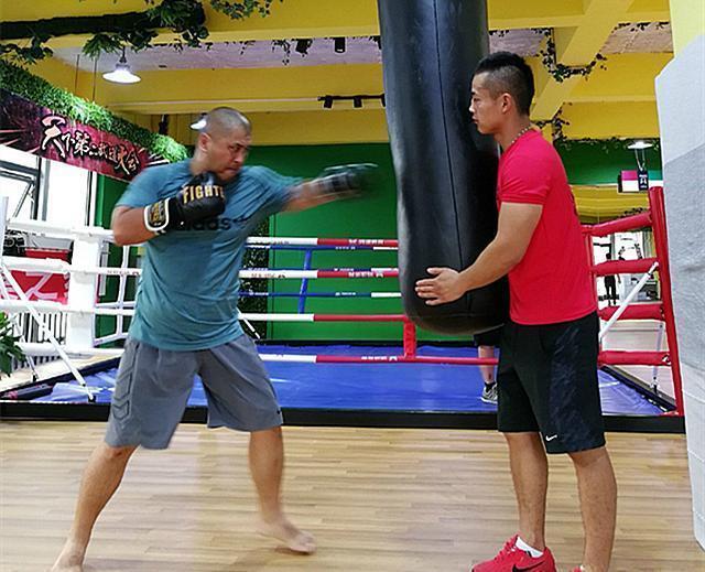 太极雷雷:李景亮打一场UFC就3万,输赢都得看白大拿的心情 太极雷雷:李景亮打一场UFC就3万,输赢都得看白大拿的心情