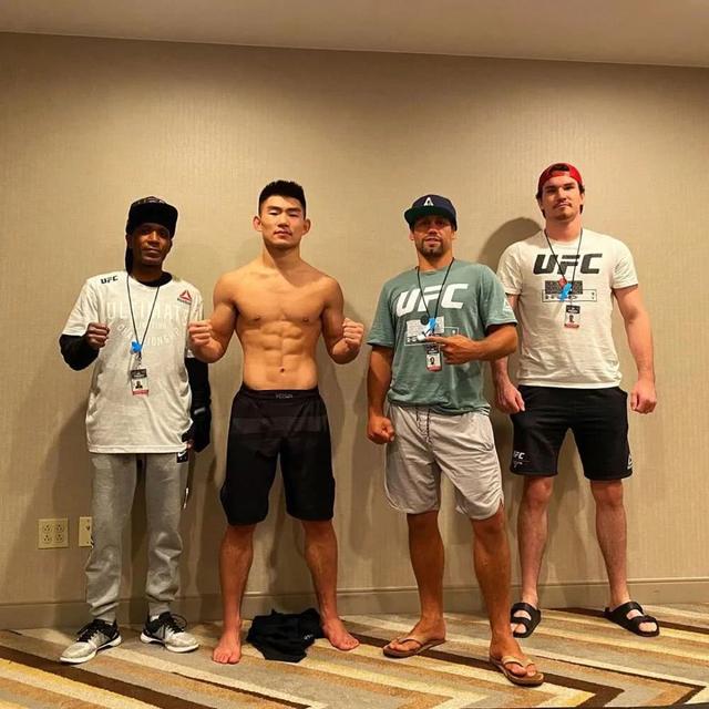 UFC选手宋亚东有自知之明：现在不打前五高手，我可不想销声匿迹