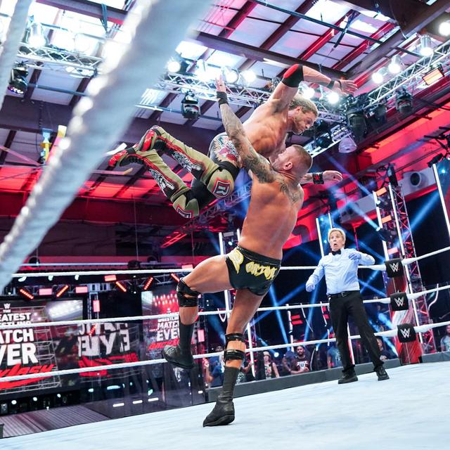 WWE爆裂震撼缔造史上最伟大对决,兰迪血溅赛场再展“住院脚”! WWE爆裂震撼缔造史上最伟大对决,兰迪血溅赛场再展“住院脚”!