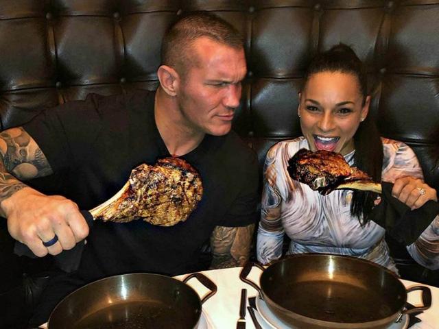WWE兰迪·奥顿正面回应购置私人飞机的传闻:送葬者(The Undertaker)都发来短信祝贺 WWE兰迪·奥顿正面回应购置私人飞机的传闻:送葬者(The Undertaker)都发来短信祝贺