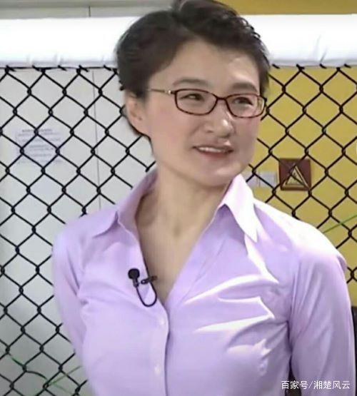 张伟丽心善受挑衅也不轻易出拳,怕伤着别人,乔安娜挑衅脸被打花 张伟丽心善受挑衅也不轻易出拳,怕伤着别人,乔安娜挑衅脸被打花