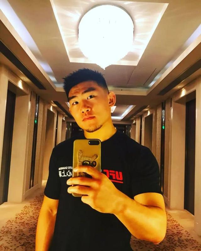 UFC选手宋亚东有自知之明：现在不打前五高手，我可不想销声匿迹