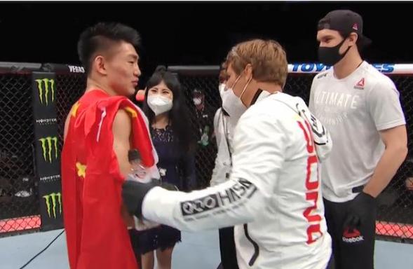 UFC选手宋亚东有自知之明：现在不打前五高手，我可不想销声匿迹