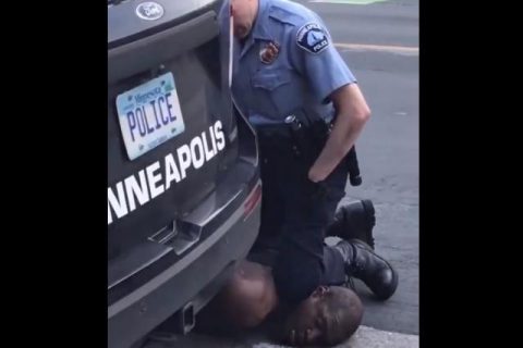 美国黑人男子被警察暴力执法致死，事件惹争议WWE明星发声！