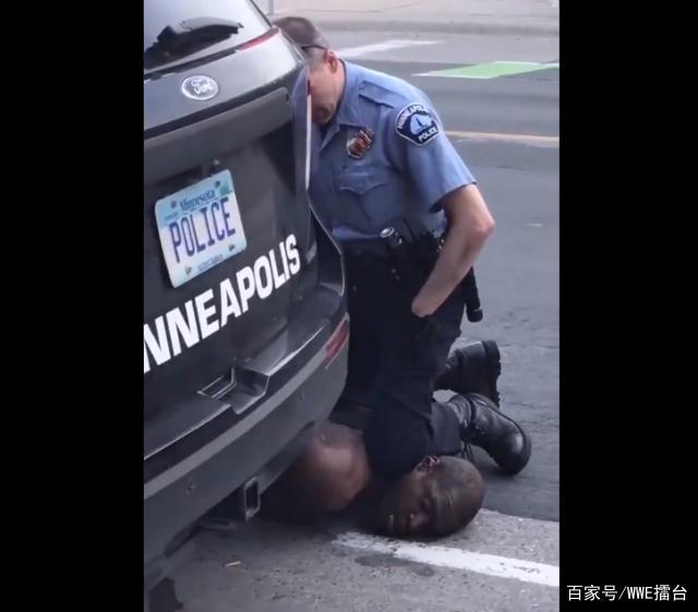 美国黑人男子被警察暴力执法致死，事件惹争议WWE明星发声！