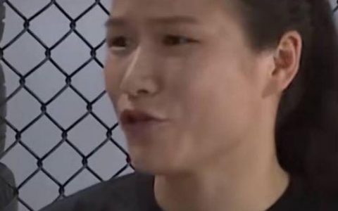 张伟丽心善受挑衅也不轻易出拳，怕伤着别人，乔安娜挑衅脸被打花