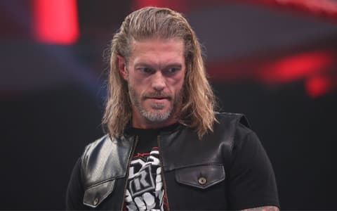 WWE限制级巨星-艾吉分享了他撕裂的三头肌手术照片,胆小勿进！
