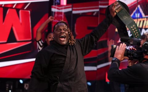 WWE无人能破的纪录!恭喜柱子哥第38次获得247冠军!
