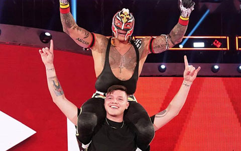 WWE“逆子”多米尼克语出惊人:我爸不配进名人堂!