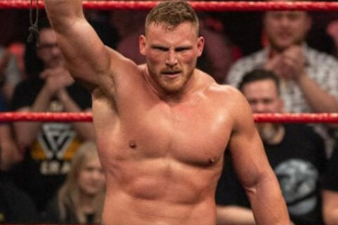 双重打击！受伤的 WWE 明星面临“最坏情况”，恐需进行颈部手术