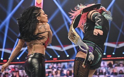 WWE女子冠军赛闹出乌龙!选手受伤裁判播报员解说员配合度为0
