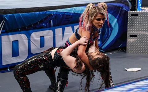 罗曼回归WWE间接致使小魔女剧情凉凉