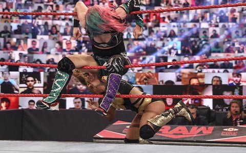 WWE女子冠军赛闹出乌龙!选手受伤裁判播报员解说员配合度为0