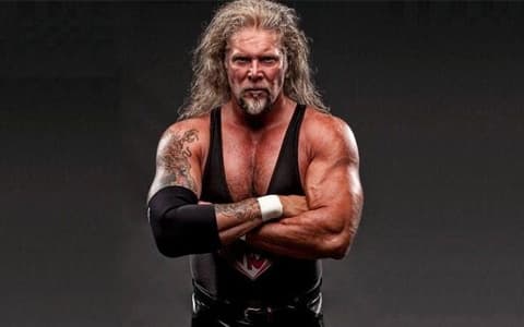 WWE传奇人物调侃乔恩·莫克斯利AEW冠军统治,达比·阿林新角色引遐想